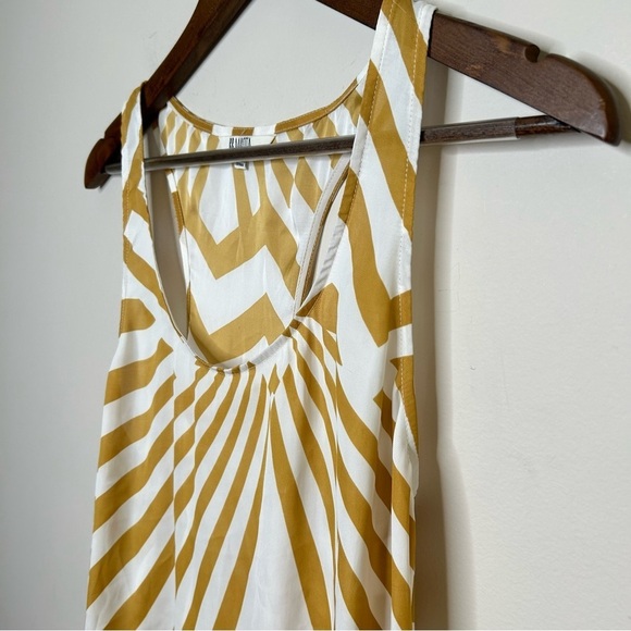 BB Dakota Asymmetrical Geometric Print Sleeveless Blouse Gold & White Small - Picture 3 of 8